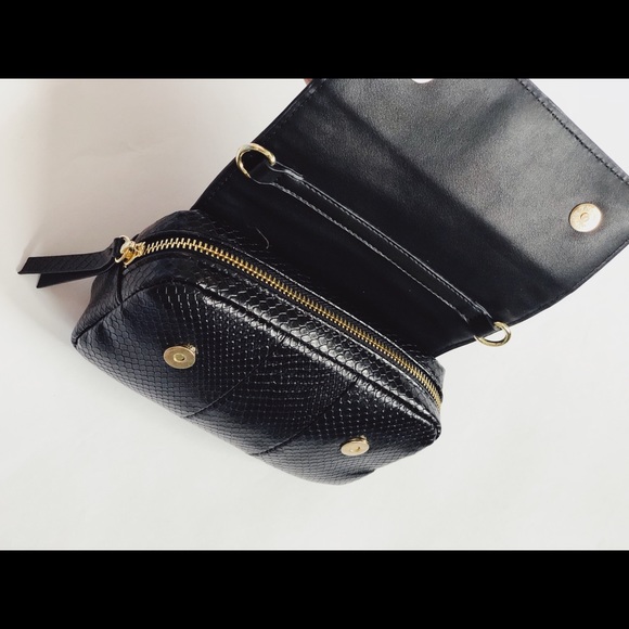 $29SALE💚Mimi Black Vegan Snake Skin Fanny Pack - Picture 6 of 8